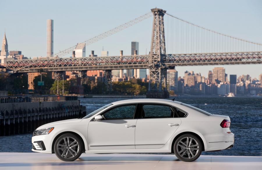  Volkswagen Passat TSI R-Line 2016 года  (фото 2 из 15)